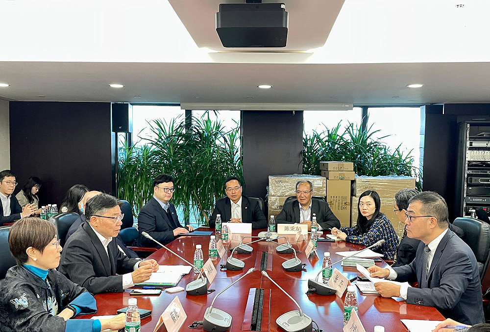 The Chairman of the Hong Kong Maritime and Port  Board (HKMPB) and Secretary for Transport and Logistics, Mr Lam Sai-hung (second left), leads members of the HKMPB to meet with Deputy Director of the Shanghai Municipal Commission of Commerce Mr Zhang Jie (first right), today (December 5) to exchange views on issues of mutual concern.