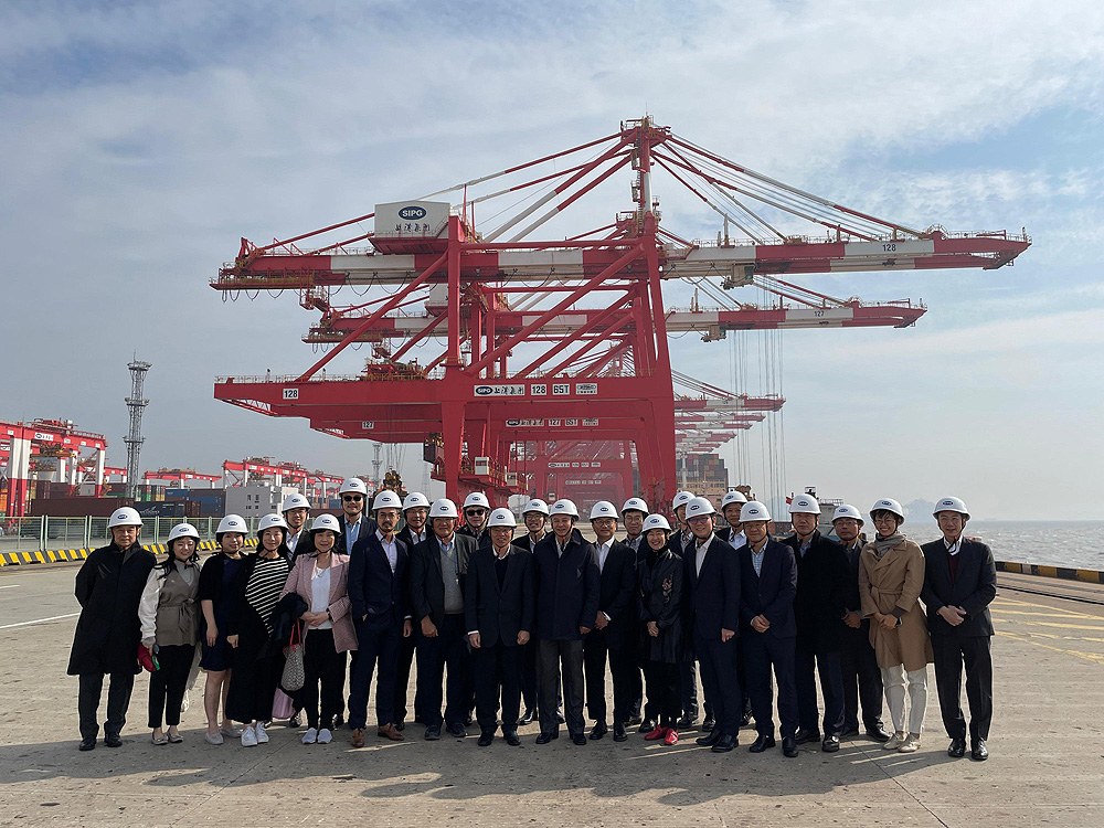 The Secretary for Transport and Logistics, Mr Lam Sai-hung (front row, eighth left), leads members of the Hong Kong Maritime and Port  Board to visit the Yangshan Phase IV Automated Terminal in Shanghai today (December 6) to understand more about its operation.