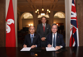 The Secretary for Transport and Housing and Chairman of the Hong Kong Maritime and Port  Board, Mr Frank Chan Fan (left), signs a Memorandum of Understanding (MoU) with the Chairman of Maritime London, Lord Jeffrey Mountevans (right), on September 12 (London time). The signing ceremony was witnessed by the Minister of State at the Department for Transport of the United Kingdom, Mr John Hayes (centre).