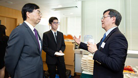 The Chairman of the Manpower Development Committee of the Hong Kong Maritime and Port  Board (right) and Dean of Faculty of Business of the Hong Kong Polytechnic University (left) chatted with the scholarship awardee to learn about the knowledge and skills he acquired during his study.
