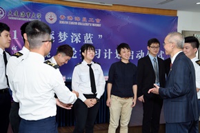海事訓練學院總監麥昭基工程師(前排右一)跟參加「育鯤」輪實習計劃的學生分享他的航海經驗。