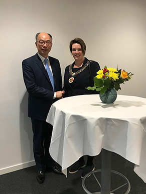 The delegation of the Hong Kong Maritime and Port  Board led by the Secretary for Transport and Housing, Mr Frank Chan Fan, visited Bergen, Norway for the last leg of their Nordic tour today (March 15, Bergen time). Photo shows Mr Chan (left) calling on the Mayor of Bergen, Ms Marte Mjøs Persen.